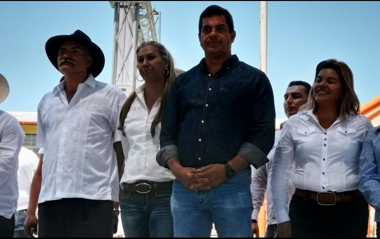 José Manuel Mireles (i) fue detenido en 2014 por el delito de portación de armas de uso exclusivo del Ejército. TWITER/@DrJMMireles