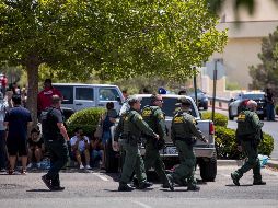 Decenas de policías vigilan el área afectada, la cual fue acordonada para realizar las investigaciones. AFP/J. Juárez