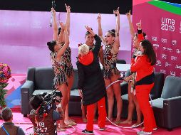 El equipo celebra el oro junto con su entrenadora. NTX/F. Estrada