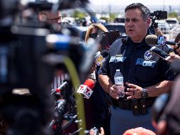 Robert Gómez, sargento del Departamento de Policía de El Paso, habla con medios de comunicación sobre el balance premilimar de este ataque. AFP/J. Juárez