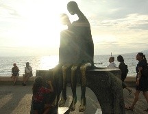 Nostalgia. Escultura de bronce sobre el malecón, obra de José Ramiz Barquet. EL INFORMADOR / F. González