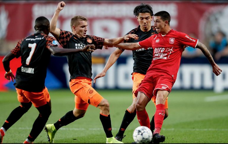 Aunque el Twente tomó la delantera a los ocho minutos, fue hasta el segundo lapso que los granjeros lograron la paridad 1-1. TWITTER/@PSV