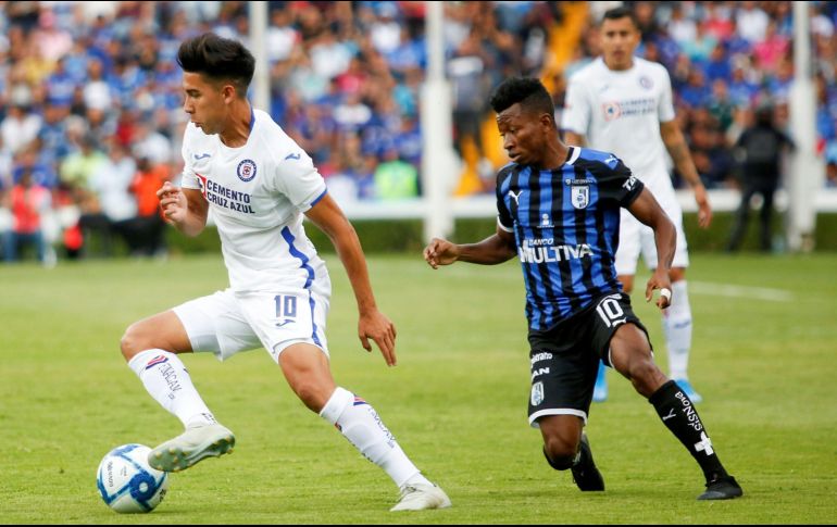 El jugador de Querétaro Clifford Aboagye (d) pelea por el balón con Guillermo Fernández (i) de Cruz Azul este sábado, durante el juego. EFE/E. Contla