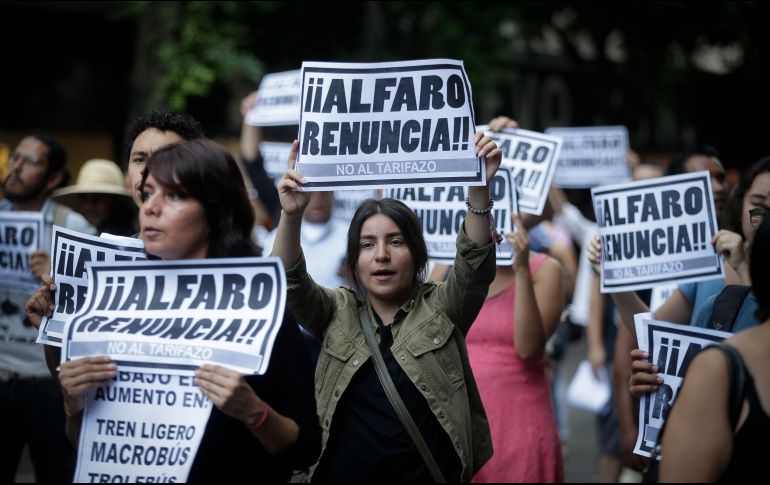 Minutos después de las cinco de la tarde, la manifestación partió del cruce de Federalismo y Juárez con rumbo hacia la plaza Liberación. EL INFORMADOR/F. Atilano
