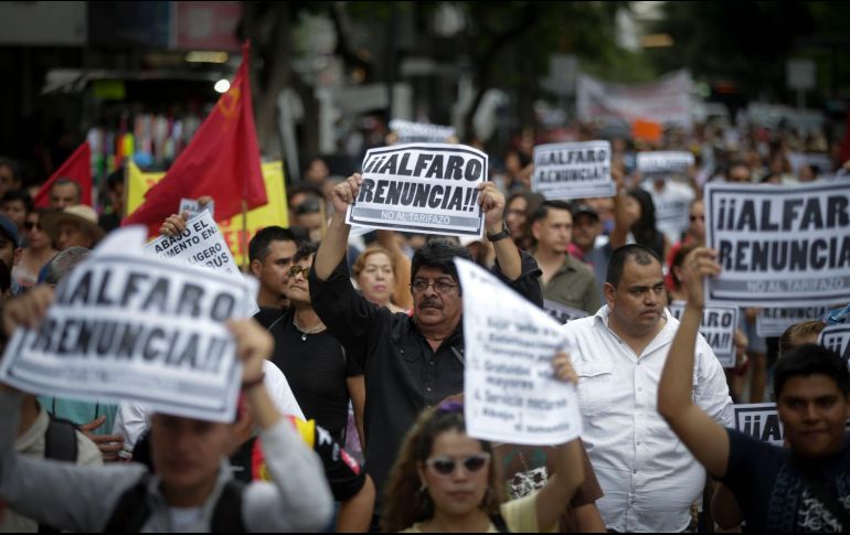 Minutos después de las cinco de la tarde, la manifestación partió del cruce de Federalismo y Juárez con rumbo hacia la plaza Liberación. EL INFORMADOR/F. Atilano