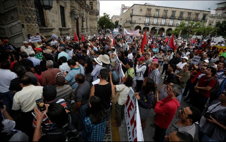 Minutos después de las cinco de la tarde, la manifestación partió del cruce de Federalismo y Juárez con rumbo hacia la plaza Liberación. EL INFORMADOR/F. Atilano
