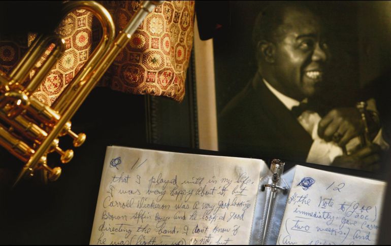 Legado. La trompeta de Dizzy Gillespie, a la izquierda, y una carta de 31 páginas de Louis Armstrong a su manager, se encuentran entre los artículos de jazz en exhibición que fueron subastados en el Jazz at Lincoln Center de Nueva York. AP