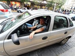 Fernando Gómez llevaba prácticamente atorado desde que empezó la marcha; sin embargo, expresó su apoyo a los manifestantes. EL INFORMADOR/S. Blanco