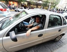 Fernando Gómez llevaba prácticamente atorado desde que empezó la marcha; sin embargo, expresó su apoyo a los manifestantes. EL INFORMADOR/S. Blanco