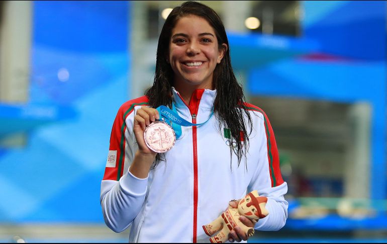 Alejandra Orozco presume su medalla luego de la competencia. NTX/F. Estrada