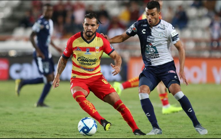 Gustavo Cabral, de Pachuca (d), disputa el balón con Mario Osuna (i), de Morelia, durante el partido. EFE/D. Martínez