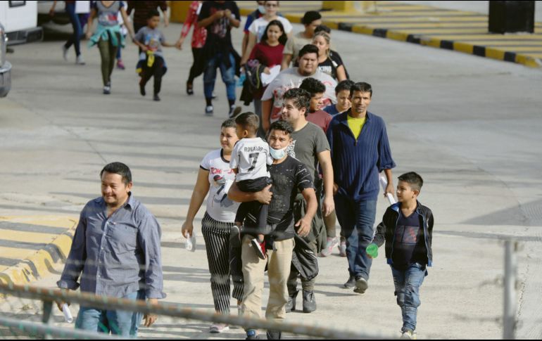 Migrantes regresan al país por Matamoros. AP