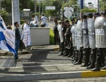 Trabajadores del sector Salud encaran a granaderos en Managua. EFE