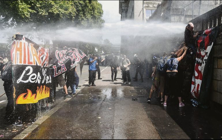 Antimotines reducen a un grupo de inconformes en Nantes. AFP