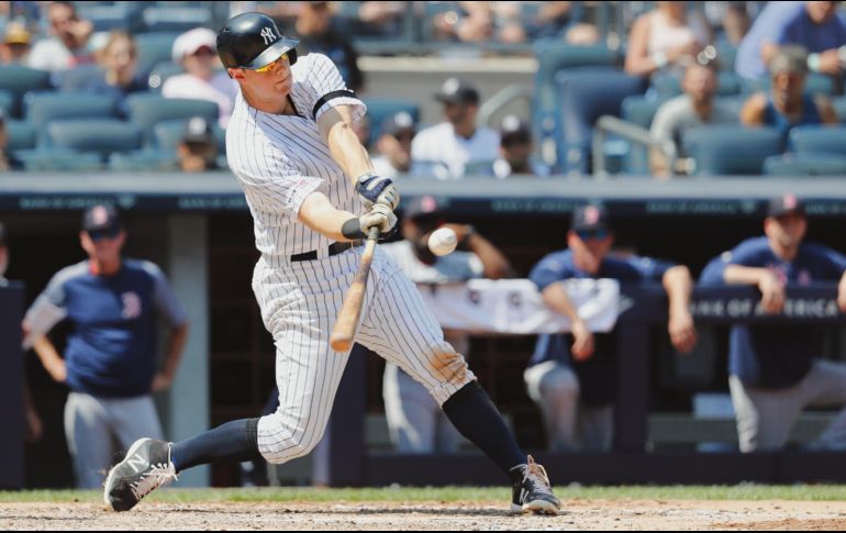 DJ LeMahieu lució con el madero al conectar dos cuadrangulares. AP