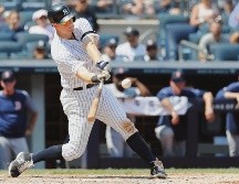DJ LeMahieu lució con el madero al conectar dos cuadrangulares. AP