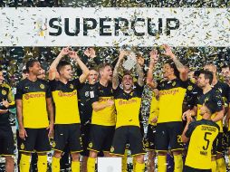 Paco Álcacer (al centro) y Jadon Sancho le dieron un nuevo título al conjunto aurinegro. AP