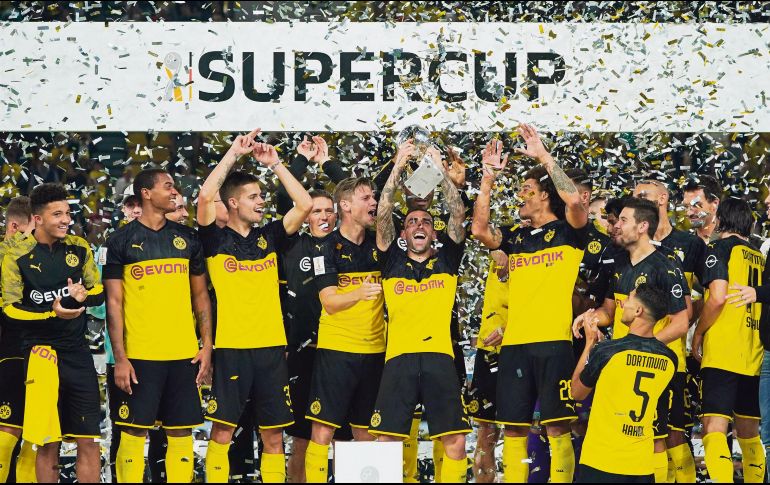 Paco Álcacer (al centro) y Jadon Sancho le dieron un nuevo título al conjunto aurinegro. AP