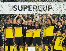 Paco Álcacer (al centro) y Jadon Sancho le dieron un nuevo título al conjunto aurinegro. AP