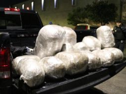 Tras la revisión de la Policía de Guadalajara, se localizaron dos mochilas de lona color negro cuyo contenido eran 13 bultos con mariguana. ESPECIAL