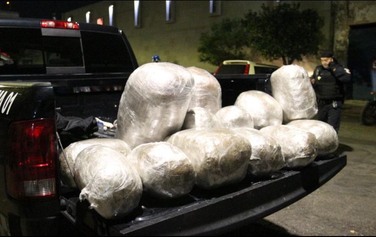 Tras la revisión de la Policía de Guadalajara, se localizaron dos mochilas de lona color negro cuyo contenido eran 13 bultos con mariguana. ESPECIAL