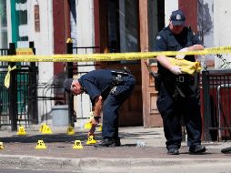 De acuerdo con Dayton Daily, Betts llegó frente a Newcom´s Tavern y comenzó a disparar, dejando nueve muertos y 26 heridos.  AP / J. Minchillo