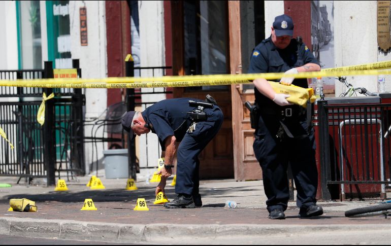 De acuerdo con Dayton Daily, Betts llegó frente a Newcom´s Tavern y comenzó a disparar, dejando nueve muertos y 26 heridos.  AP / J. Minchillo