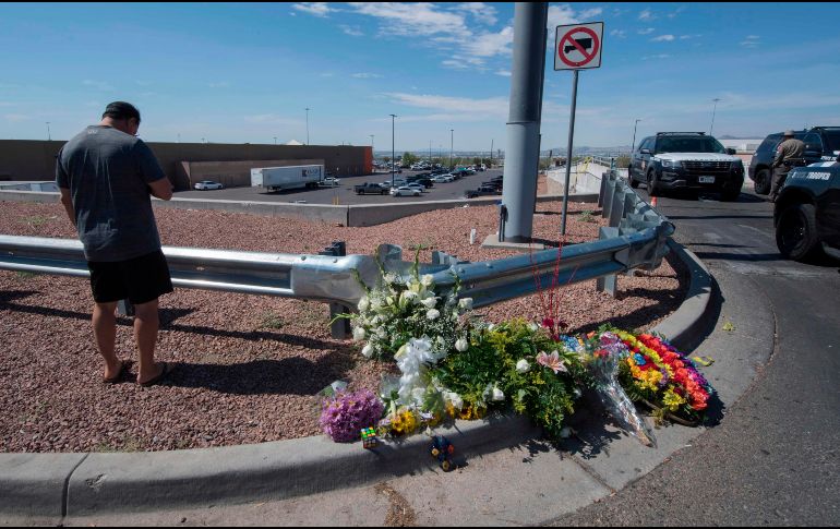 Un hombre ora cerca del lugar del tiroteo registrado la víspera en El Paso, Texas. AF/M. Ralston