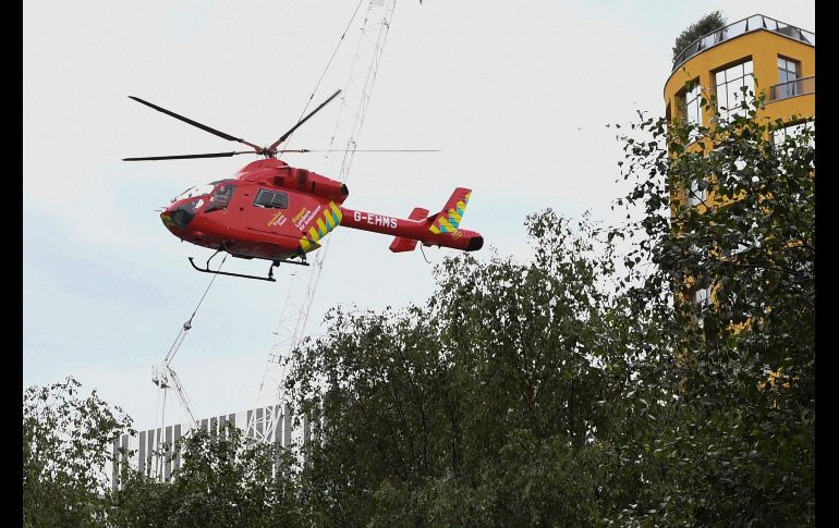 Un helicóptero ambulancia despega de las inmediaciones del Tate Modern, en Londres. AFP/D. Sorabji