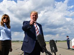 Trump habló con prensa antes de embarcar en el avión presidencial rumbo a Washington. AFP / N. Kamm