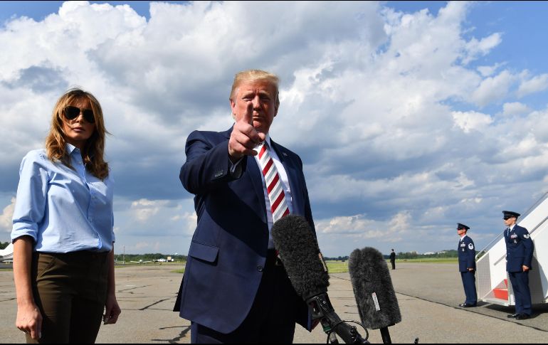 Trump habló con prensa antes de embarcar en el avión presidencial rumbo a Washington. AFP / N. Kamm