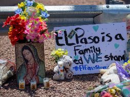 Flores y una imagen de la Virgen de Guadalupe se colocaron en recuerdo de las víctimas, cerca de la tienda donde se dio el tiroteo en El Paso. Seis mexicanos murieron en la agresión.  AP/A. Leighton