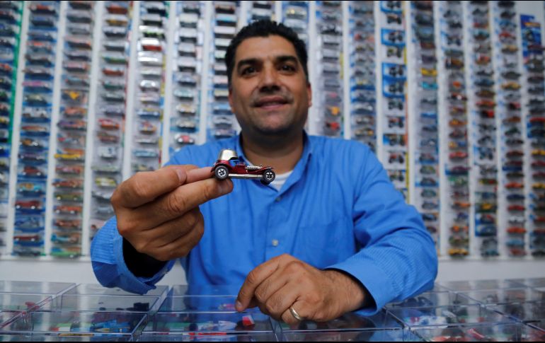 El coleccionista mexicano Martiniano García Vázquez muestra un objeto de su colección de autos pequeños. EFE / F. Guasco