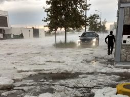 Vecinos de Bosques Vallarta aseguraron que el granizo en la zona duró cerca de media hora, lo que dejó el suelo tapizado de hielo. ESPECIAL