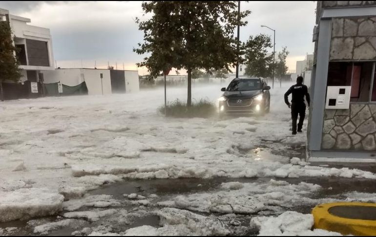 Vecinos de Bosques Vallarta aseguraron que el granizo en la zona duró cerca de media hora, lo que dejó el suelo tapizado de hielo. ESPECIAL