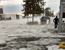 Vecinos de Bosques Vallarta aseguraron que el granizo en la zona duró cerca de media hora, lo que dejó el suelo tapizado de hielo. ESPECIAL