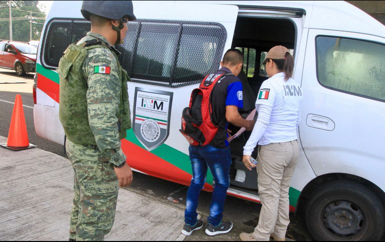 Elementos de la Guardia Nacional, acompañados por personal del Instituto Nacional de Migración, revisan vehículos en Chiapas en búsqueda de indocumentados.  NOTIMEX/Archivo