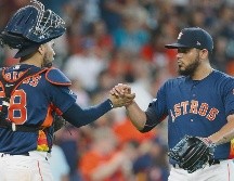 Roberto Osuna (der.) forma parte de un cuerpo de lanzadores de los Astros que se ha mostrado dominante en lo que va de la campaña regular. AFP / B. Levey