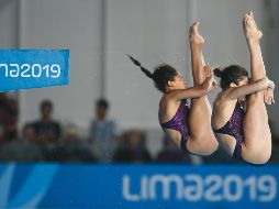 Gabriela Agúndez y Alejandra Orozco (der.) se quedaron con el segundo puesto desde la plataforma. Para la clavadista tapatía es su segunda medalla de estos Juegos, sumada al bronce del sábado. AP / M. Castillo