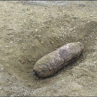 Investigan si bomba de la Segunda Guerra Mundial causó dos muertos en Polonia