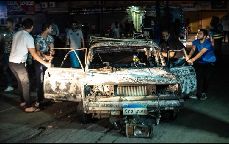 Automóvil calcinado tras la colisión. AFP