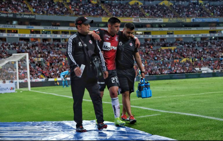 Por su lesión, Jesús Angulo tuvo que retirarse del campo en el duelo ante Santos Laguna en el Estadio Jalisco. Imago7 / E. Müllen