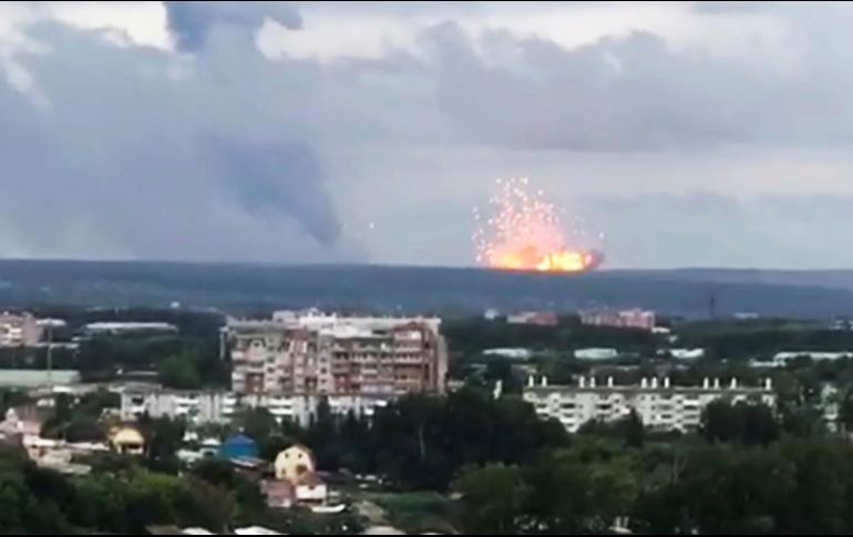 En videos y fotografías difundidos en redes se aprecia una espesa humareda elevándose por encima de un bosque ubicado al lado del depósito. AP/L. Uskova