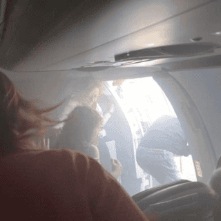 Avión aterriza de emergencia en España tras incendio en motor