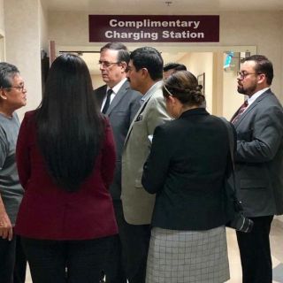 Ebrard dialoga con familiares de víctimas de tiroteo en Texas