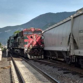 Chocan dos trenes de carga en Veracruz
