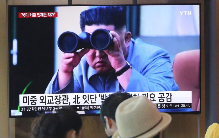 Un noticiero surcoreano muestra al líder Kim Jong-un mientras supervisa uno de los lanzamientos. AP/A. Young-joon