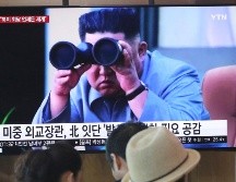 Un noticiero surcoreano muestra al líder Kim Jong-un mientras supervisa uno de los lanzamientos. AP/A. Young-joon
