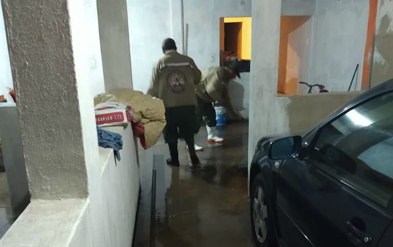 Habitantes de la zona y personal de Protección Civil de Chapala trabajan en las labores de limpieza. ESPECIAL / Protección Civil Jalisco