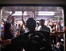 La advertencia se da un día después de una jornada de huelga general y manifestaciones en la ex colonia británica. AFP/ARCHIVO